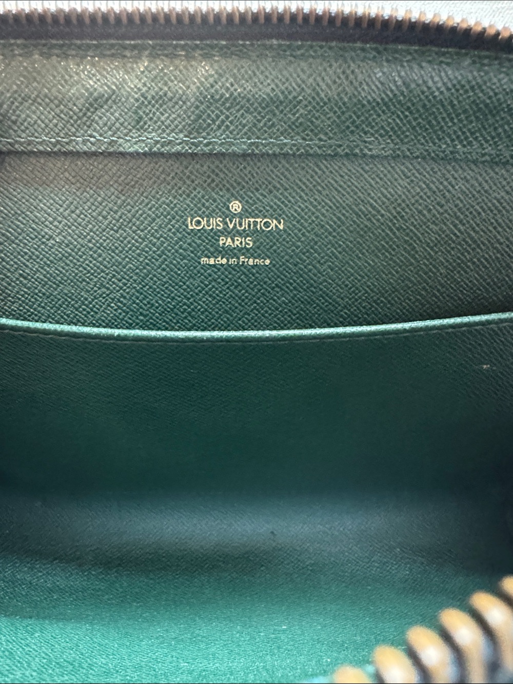 LOUIS VUITTON Green Taiga Baikal
Clutch Leather